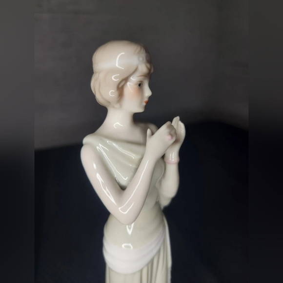 Porcelain Flapper Girl Figurine - Picture 4 of 10